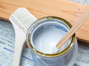 白いペンキ缶と刷毛の準備