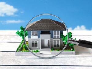 虫眼鏡で住宅模型を検査
