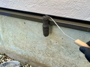 水切り板金をローラーで塗装する様子