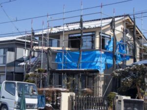 足場が建った住宅・塗装前の様子