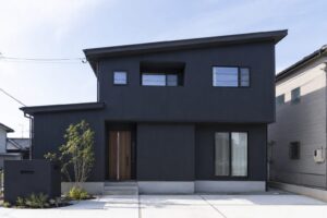 シックな印象の黒い外壁一般住宅
