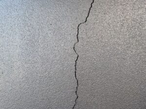 ひび割れは大きさと深さを確認