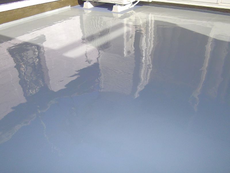 ベランダ防水のトップコートはいつ塗り替える？劣化サインと早めに確認したいポイント